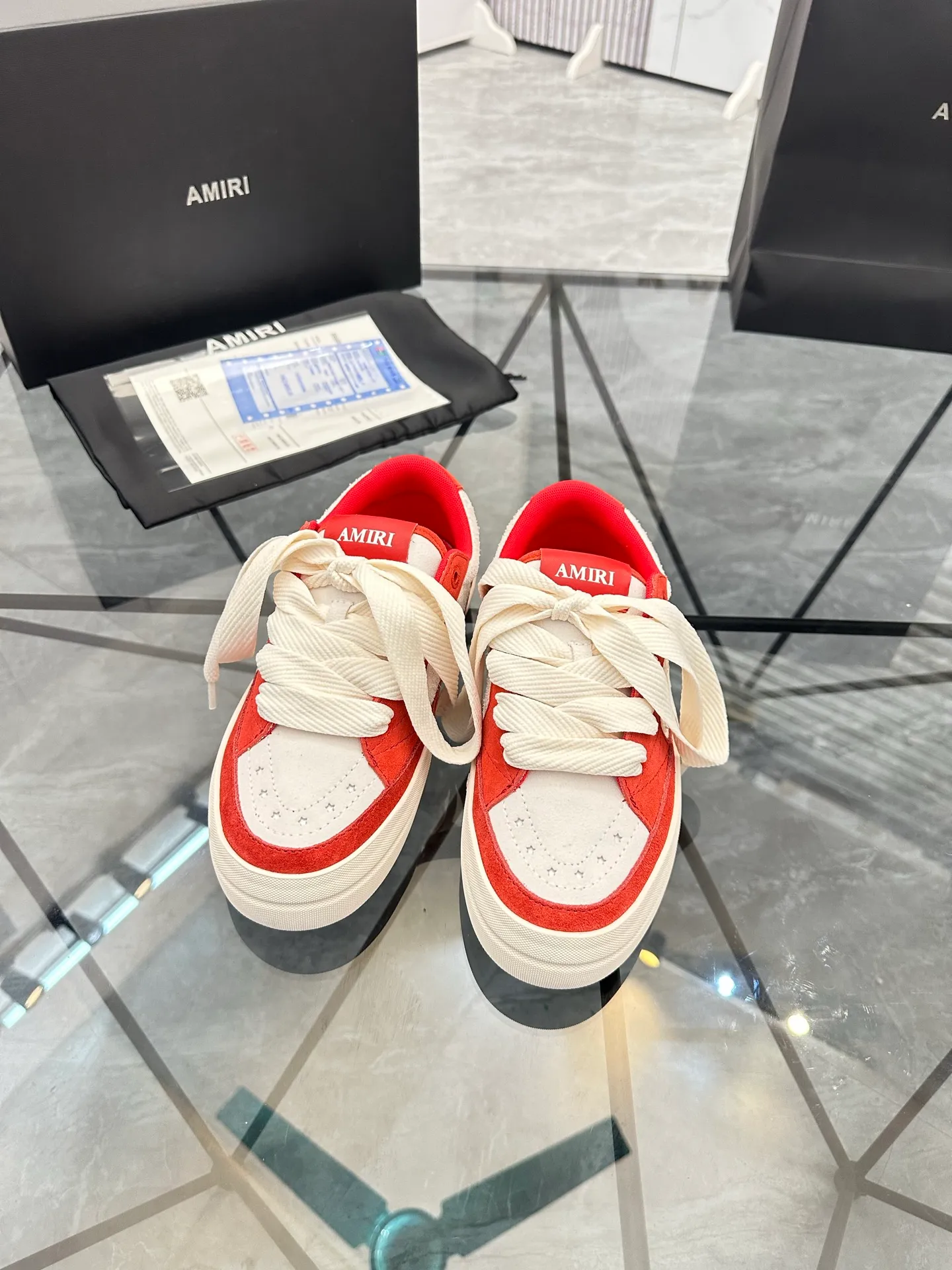 Men's shoes: 💰P600¥ Top quality in Guangzhou Product trademark: AMIRI* "Amir*" low-top casual shoes Regular size: 39-44 (can be customized to 45) Product material: Upper imported first-layer cowhide spliced ​​nubuck leather, breathable lining, original outsole. Number: 525